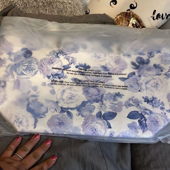 NWT-Victoria Secret Floral Carryall tote bag - Picture 4 of 4